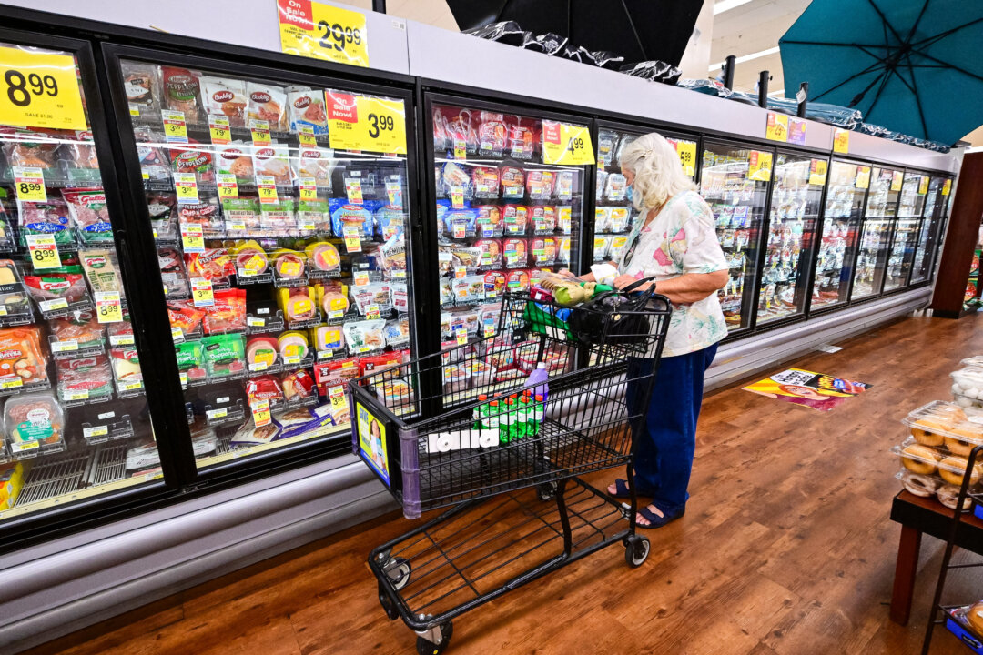 Một người phụ nữ xem các mặt hàng ở khu hàng đông lạnh trong lúc đi mua sắm tại một siêu thị ở Alhambra, California, ngày 13/07/2022. (Ảnh: Frederic J. Brown/AFP qua Getty Images)