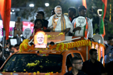 Ông Narendra Modi (giữa), Thủ tướng Ấn Độ và lãnh đạo Đảng Bharatiya Janata (BJP) cầm quyền cầm biểu tượng của đảng trong buổi trình diễn trên phố vận động tranh cử ở Chennai hôm 09/04/2024. (Ảnh: R. Satish Babu/AFP qua Getty Images)