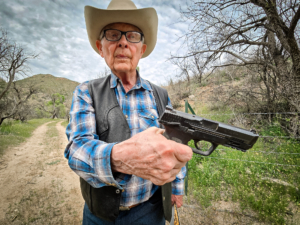 ‘Quý vị hoặc là một chàng cao bồi hoặc là một gã yếu đuối’ — Chủ trang trại, 85 tuổi, tiết lộ thực tế nghiệt ngã ở biên giới Hoa Kỳ-Mexico
