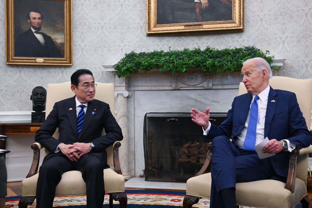 Tổng thống Hoa Kỳ Joe Biden gặp Thủ tướng Nhật Bản Fumio Kishida tại Oval Office của Tòa Bạch Ốc ở Thủ đô Hoa Thịnh Đốn, hôm 10/04/2024. (Ảnh: Andrew Caballero-Reynolds/AFP qua Getty Images)