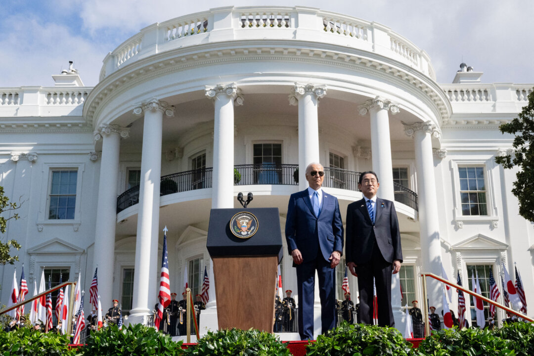 Tổng thống Joe Biden và Thủ tướng Nhật Bản Fumio Kishida tham dự lễ tiếp đón chính thức tại Bãi cỏ phía Nam của Tòa Bạch Ốc, hôm 10/04/2024. (Ảnh: Andrew Caballero-Reynolds/AFP qua Getty Images)