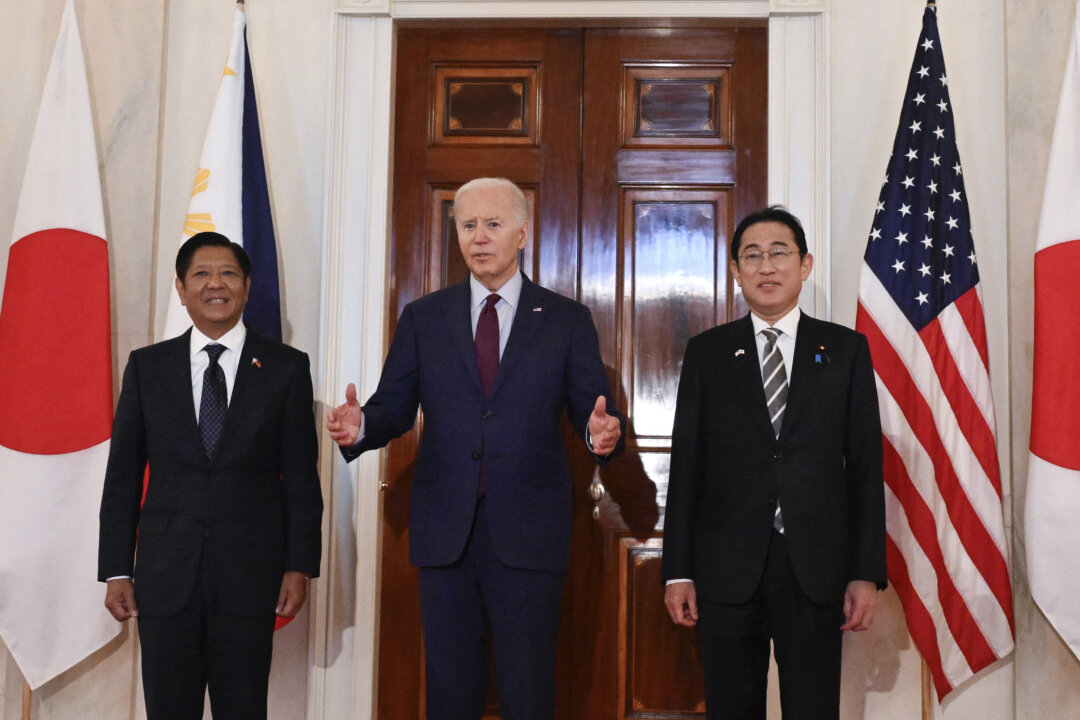 Tổng thống Joe Biden nói với các phóng viên cùng với Thủ tướng Nhật Bản Fumio Kishida (phải) và Tổng thống Philippines Ferdinand Marcos Jr. (trái) tại Tòa Bạch Ốc ở Hoa Thịnh Đốn, hôm 11/04/2024. (Ảnh: Andrew Caballero-Reynolds/AFP qua Getty Images)