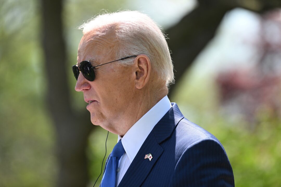 Tổng thống Joe Biden nói trong một cuộc họp báo chung với Thủ tướng Nhật Bản Fumio Kishida tại Vườn Hồng của Tòa Bạch Ốc, hôm 10/04/2024. (Ảnh: Saul Loeb/AFP qua Getty Images)