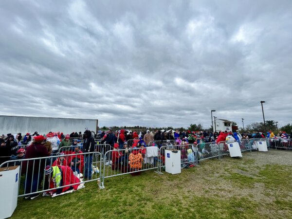 Hàng trăm người chờ đợi dưới bầu trời đầy mây và mưa tám giờ trước bài diễn văn tranh cử của cựu Tổng thống Donald Trump tại Schnecksville, Pennsylvania, hôm 13/04/2024. (Ảnh: Iris Tao/The Epoch Times)