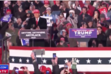 Một ảnh chụp màn hình từ video của NTD, hãng truyền thông liên kết với Epoch Times, đưa tin về cuộc vận động tranh cử hôm 13/04 của cựu Tổng thống Donald Trump ở Pennsylvania.