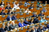 Các nghị viên của Nghị viện  u Châu tham gia một loạt cuộc biểu quyết khi họ tham dự phiên họp toàn thể tại Nghị viện  u Châu ở Brussels, hôm 10/04/2024. (Ảnh: Geert Vanden Wijngaert/AP Photo)