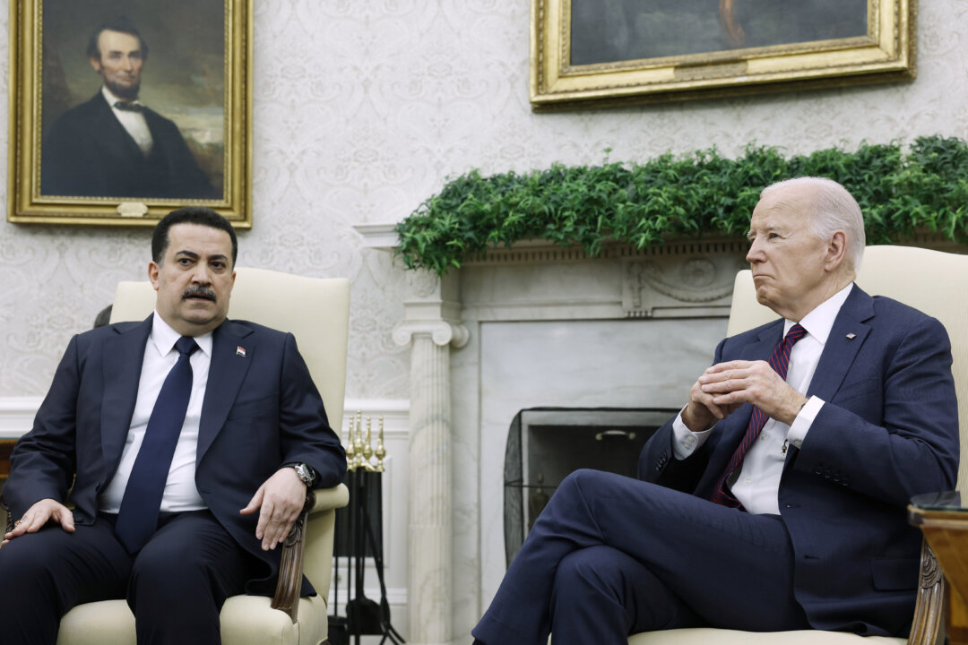 Thủ tướng Iraq Mohammed Shia al-Sudani nói chuyện kế bên Tổng thống Hoa Kỳ Joe Biden tại Oval Office hôm 15/04/2024, ở Hoa Thịnh Đốn. (Ảnh: Anna Moneymaker/Getty Images)