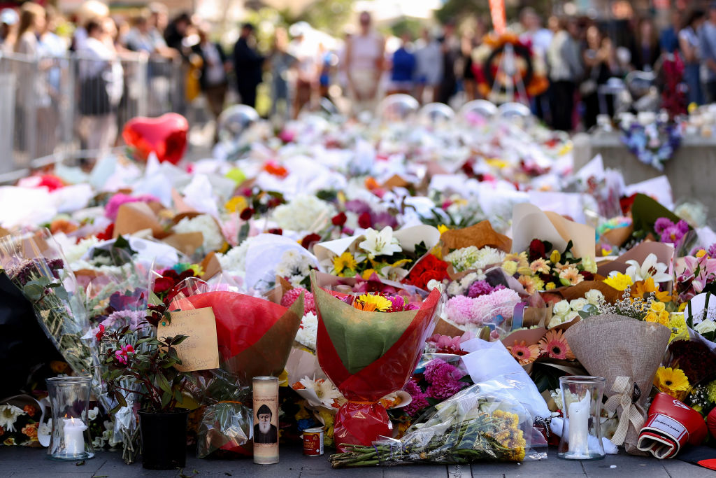 Hoa được đặt bên ngoài trung tâm mua sắm Westfield để tưởng nhớ các nạn nhân ở Bondi Junction, Úc, vào ngày 16/04/2024. (Ảnh: Brendon Thorne/Getty Images)
