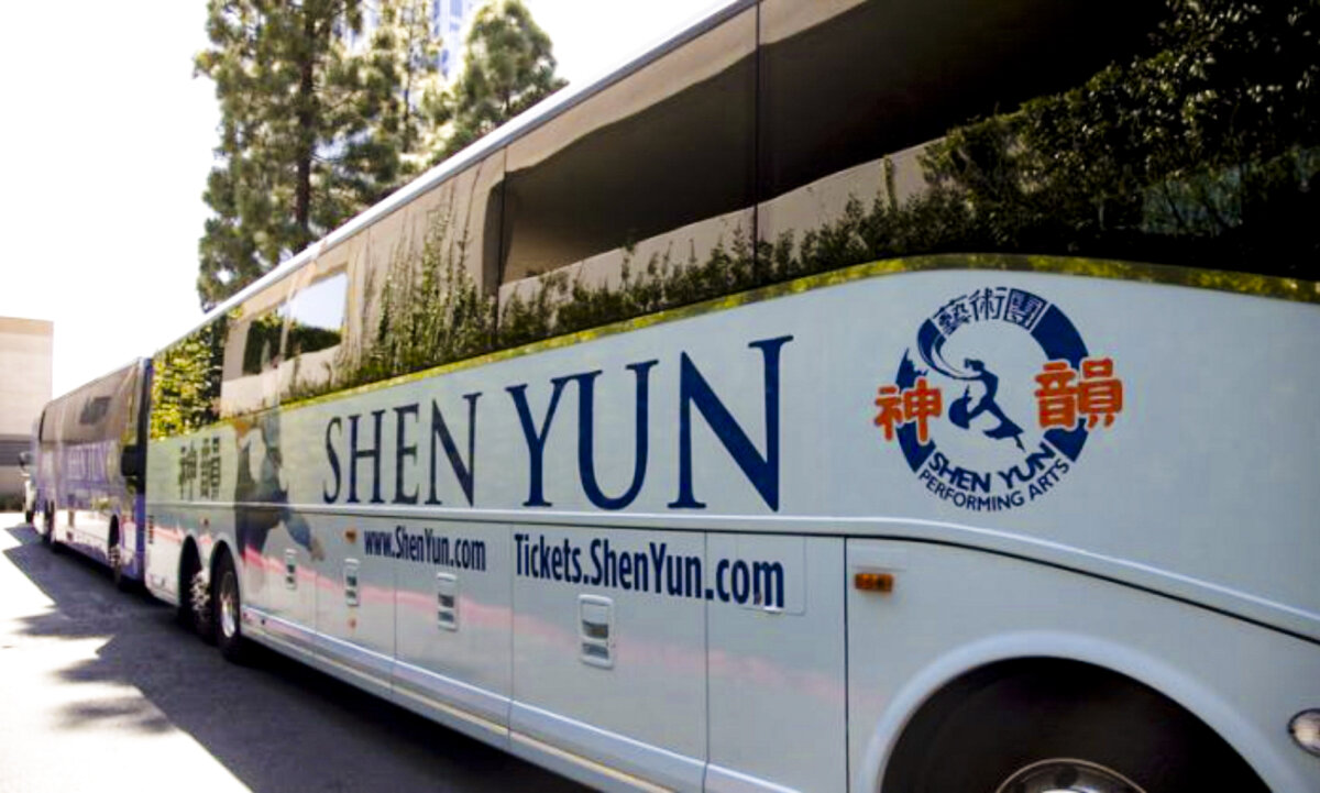 Xe buýt lưu diễn của Shen Yun từ lâu đã trở thành mục tiêu phá hoại. Gần đây, ngày càng có nhiều lời đe dọa nhắm đến công ty biểu diễn nghệ thuật với [sứ mệnh] khắc họa “Trung Quốc trước thời chủ nghĩa cộng sản” này. (Ảnh: The Epoch Times)