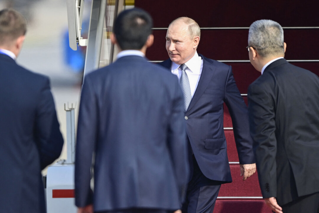 Tổng thống Nga Vladimir Putin đến Phi trường Quốc tế Thủ đô Bắc Kinh để tham dự Diễn đàn Vành đai và Con đường lần thứ ba ở Bắc Kinh, vào ngày 17/10/2023. (Ảnh: Parker Song/Pool/AFP qua Getty Images)