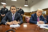 Cựu Tổng thống Donald Trump (phải) ngồi cùng luật sư Todd Blanche (trái) trong phiên tòa hình sự khi việc lựa chọn bồi thẩm đoàn tiếp tục diễn ra tại Tòa án Hình sự Manhattan vào ngày 19/04/2024 ở thành phố New York. (Ảnh: Mark Peterson/Pool/Getty Images)