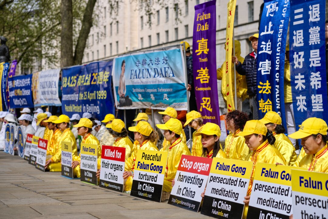 Các học viên Pháp Luân Công kỷ niệm 25 năm cuộc thỉnh nguyện ôn hòa ở Bắc Kinh, giương biểu ngữ và bảng hiệu ở London hôm 20/04/2024. (Ảnh: Yanning Qi/The Epoch Times)