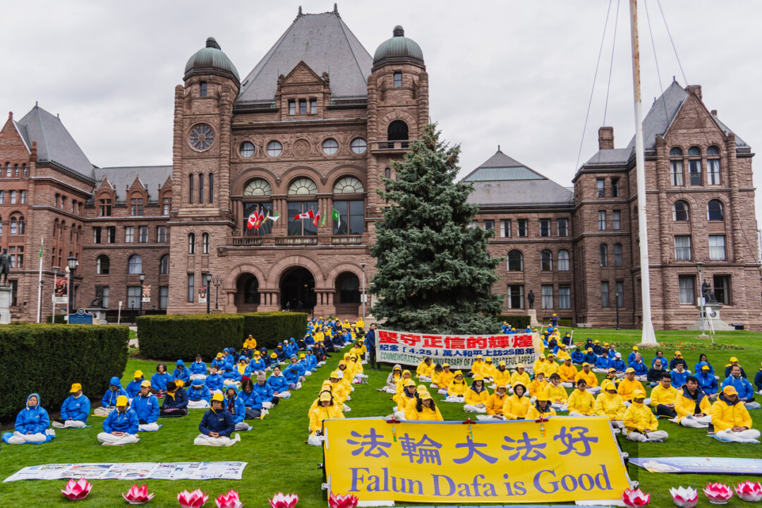 Hàng trăm học viên Pháp Luân Công tề tựu trong khuôn viên cơ quan lập pháp Ontario ở Toronto hôm 20/04/2024. Cuộc mít-tinh được tổ chức để lên án cuộc đàn áp của ĐCSTQ kéo dài 25 năm qua nhắm vào môn tu luyện này. (Ảnh:Jerry Zhang/The Epoch Times)
