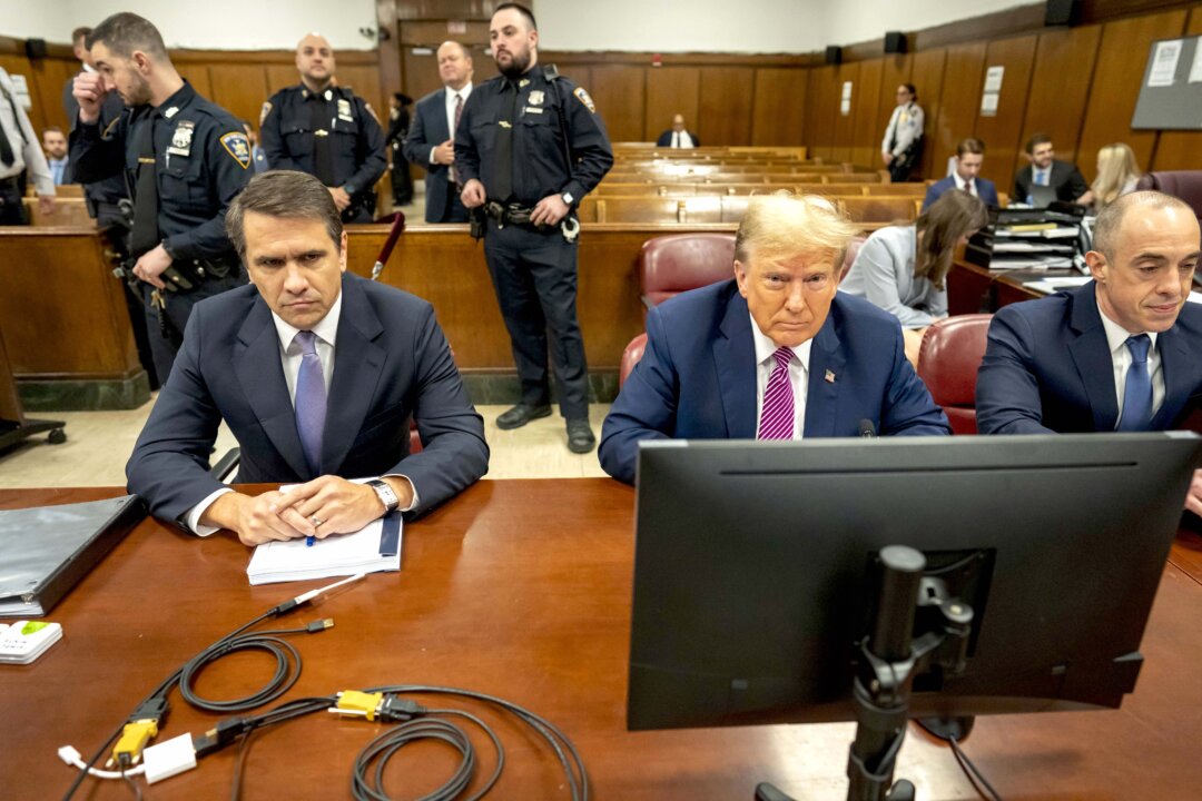 Cựu Tổng thống Donald Trump (giữa) ngồi cùng các luật sư Todd Blanche (trái) Emil Bove (phải) và trong phiên tòa xét xử hình sự khi việc lựa chọn bồi thẩm đoàn tiếp tục tại Tòa án Hình sự Manhattan ở Thành phố New York, hôm 19/04/2024. (Ảnh: Mark Peterson/Pool via Getty Images)