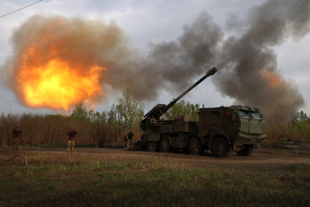 Các pháo thủ thuộc Lữ đoàn Cơ giới Riêng biệt số 43 của Lực lượng Vũ trang Ukraine bắn vào vị trí của Nga bằng pháo tự hành 155mm 2C22 “Bohdana,” ở khu vực Kharkov, trong bối cảnh Nga xâm lược Ukraine, hôm 21/04/2024. (Ảnh: Anatolii Stepanov/AFP qua Getty Images)