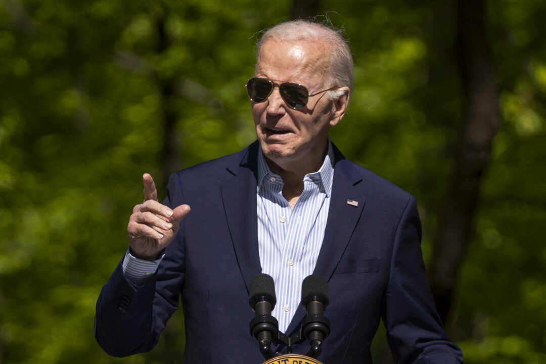 Tổng thống Joe Biden nói trong lễ kỷ niệm Ngày Trái Đất tại Công viên Prince William Forest ở khu Triangle, Virginia, hôm 22/04/2024. (Ảnh: Madalina Vasiliu/The Epoch Times)