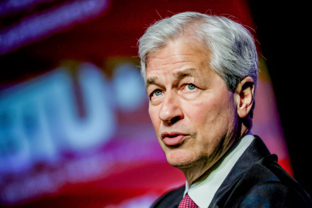 CEO JPMorgan đưa ra cảnh báo nghiêm trọng về khoản chi tiêu thâm hụt ‘rất lớn’ của chính phủ TT Biden