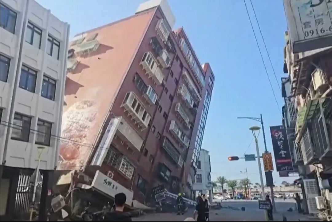 4 người thiệt mạng, 700 người bị thương sau trận động đất lớn 7.4 độ rung chuyển Đài Loan, làm hư hại các tòa nhà