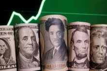 Ảnh minh họa tiền Yên Nhật và USD, phía sau là biểu đồ tỷ giá hối đoái, chụp ngày 16/06/2022. (Ảnh: Florence Lo/Reuters)
