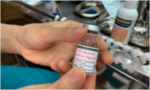 Việt Nam xem xét dừng sử dụng vaccine COVID-19 của AstraZeneca