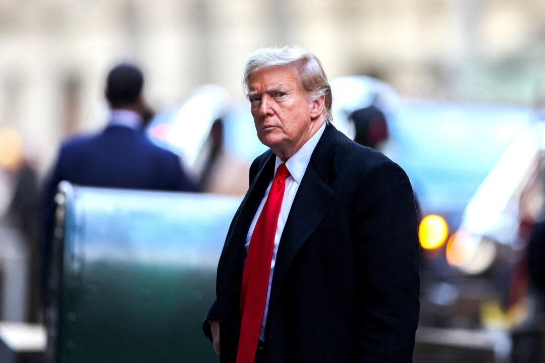 Cựu TT Donald Trump đến địa chỉ 40 Phố Wall sau phiên điều trần xác định ngày xét xử ông do cáo buộc che đậy các khoản “tiền bịt miệng” có liên quan đến các vấn đề ngoài giá thú, tại thành phố New York, ngày 25/03/2024. (Ảnh: Charly Triballeau/AFP via Getty Images)