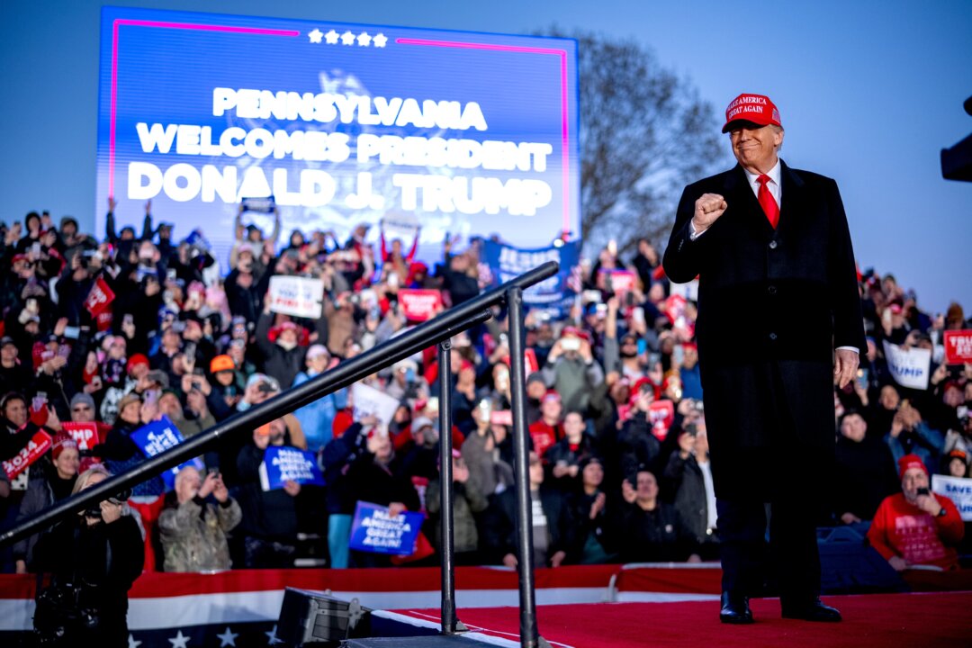 Cựu Tổng thống Donald Trump tham dự một cuộc vận động tranh cử bên ngoài Phòng cứu hỏa Schnecksville ở Schnecksville, Pennsylvania, hôm 13/04/2024. (Ảnh: Andrew Harnik/Getty Images)