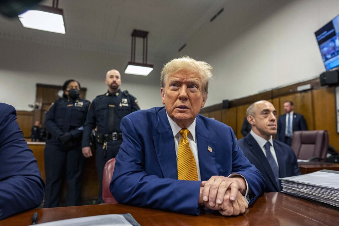 Cựu Tổng thống Hoa Kỳ Donald Trump tham dự phiên tòa xét xử ông về cáo buộc được cho là che đậy các khoản thanh toán tiền bịt miệng tại Tòa án Hình sự Manhattan ở thành phố New York, hôm 02/05/2024. (Ảnh: Mark Peterson-Pool/Getty Images)